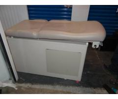 UMF Medical 5240 Signature Series Exam Table & Stirrups for Sale - $795 (College Point, NYC)